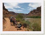 09 Spring Canyon Bottom - 79 - Lunch by the Green River * 2592 x 1944 * (749KB)